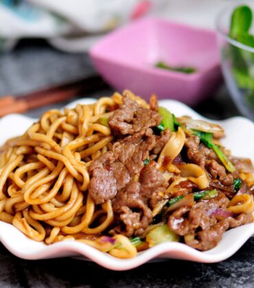 Sautéed Noodle With Beef / Mỳ Xào Bò